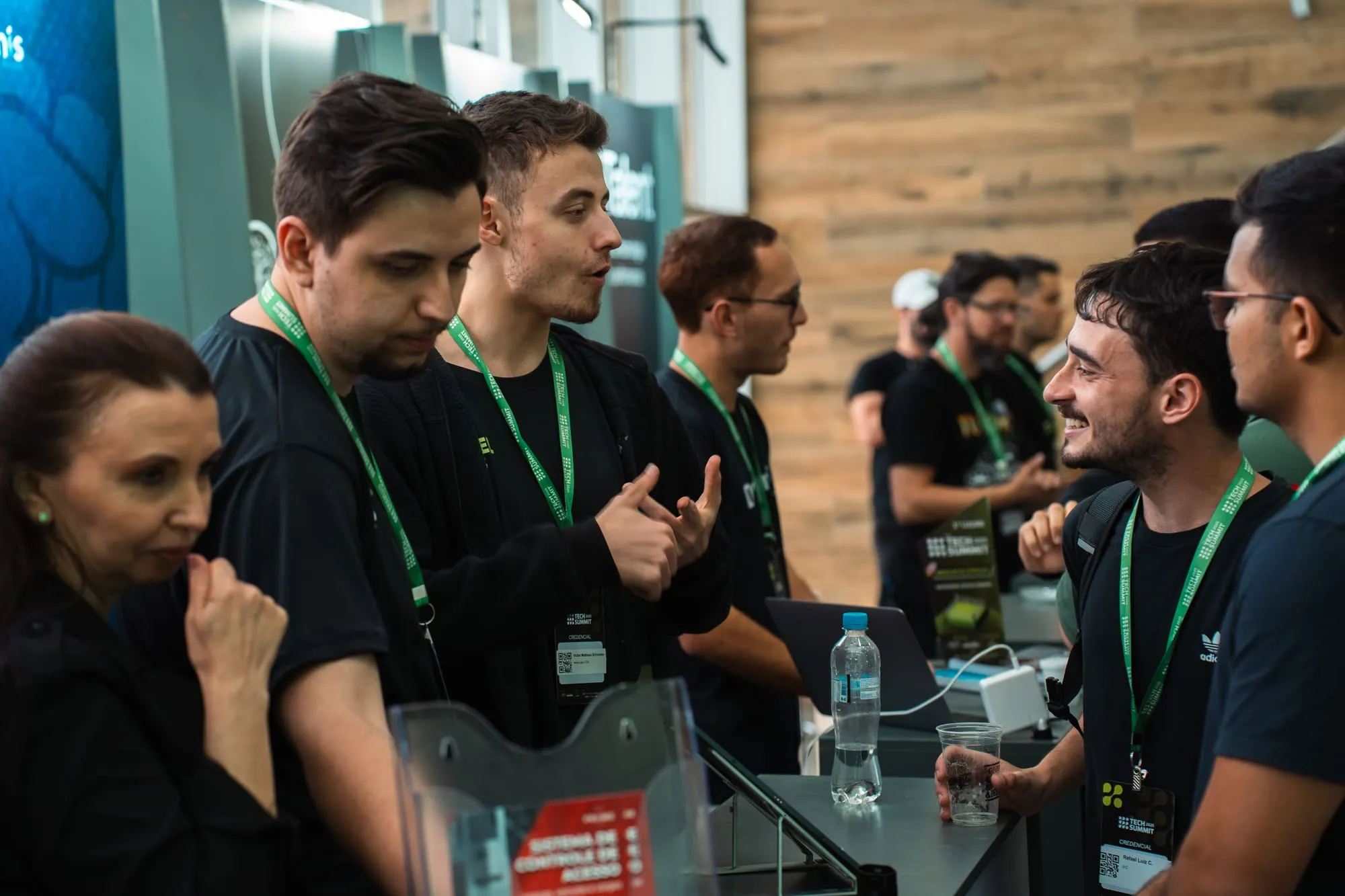 Participantes conversam em um estande durante o evento