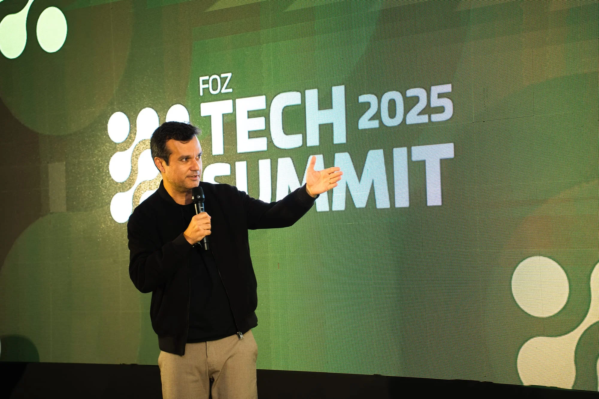 Palestrante no palco principal do Tech Summit 2025